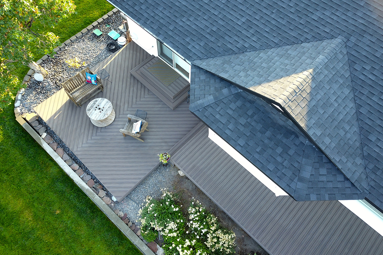 Deck with cable railing
